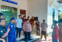 Kepala Kejari Kepulauan Sula Immanuel Richendryhot saat Hearing dengan Massa Aksi. (Rakyatmu)