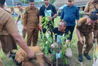 Tanam Pohon Secara Simbolis oleh Wali Kota Ternate M. Tauhid Soleman di depan Museum Rempah Benteng Oranje. (Rakyatmu)