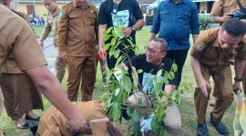 Tanam Pohon Secara Simbolis oleh Wali Kota Ternate M. Tauhid Soleman di depan Museum Rempah Benteng Oranje. (Rakyatmu)