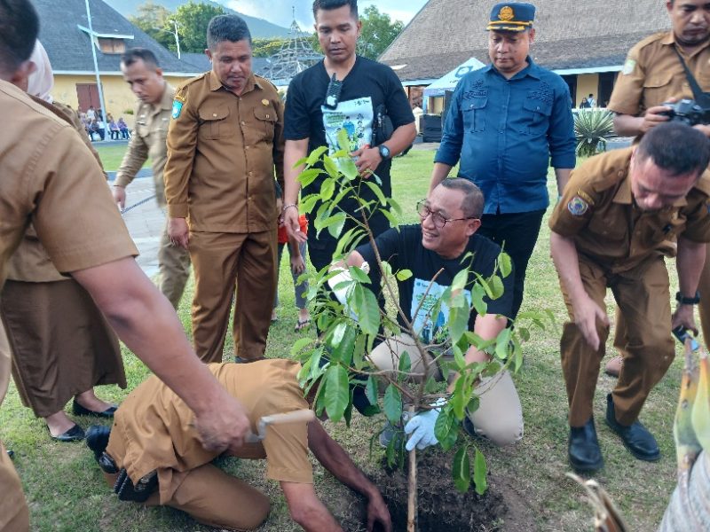 Tanam Pohon Secara Simbolis oleh Wali Kota Ternate M. Tauhid Soleman di depan Museum Rempah Benteng Oranje. (Rakyatmu)