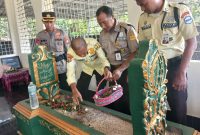 Satpam Kota Ternate Bersama Anggota Polda Maluku Utara Tabur Bunga di Makam Pahlawan Sultan Mahmud Badaruddin II. (Rakyatmu)