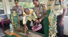 Satpam Kota Ternate Bersama Anggota Polda Maluku Utara Tabur Bunga di Makam Pahlawan Sultan Mahmud Badaruddin II. (Rakyatmu)