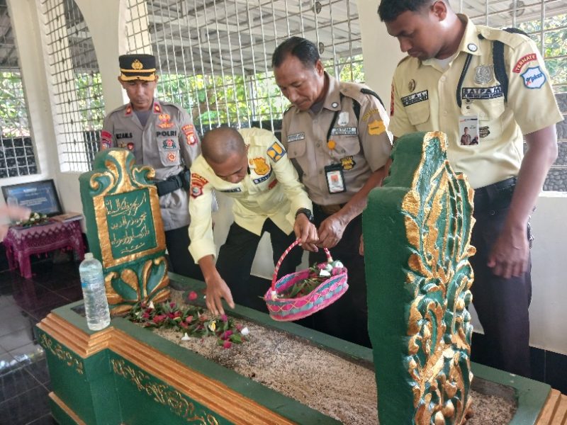 Satpam Kota Ternate Bersama Anggota Polda Maluku Utara Tabur Bunga di Makam Pahlawan Sultan Mahmud Badaruddin II. (Rakyatmu)