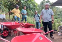 Kepala Dinas Pertanian Provinsi Maluku Utara Memberikan Bantuan Alat Pertanian Kepada Kelompok Tani di Togafo Kota Ternate. (Rakyatmu)