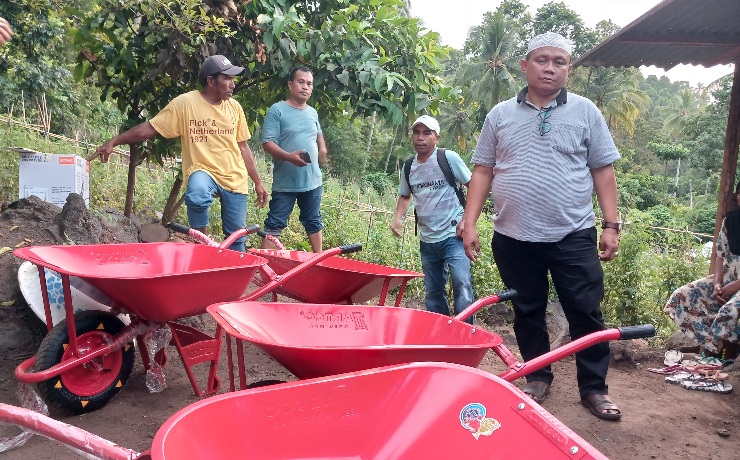 Kepala Dinas Pertanian Provinsi Maluku Utara Memberikan Bantuan Alat Pertanian Kepada Kelompok Tani di Togafo Kota Ternate. (Rakyatmu)