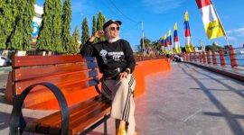 Pengunjung Saat Bersantai di Pantai Falajawa. (RM For Rakyatmu)