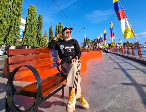 Pengunjung Saat Bersantai di Pantai Falajawa. (RM For Rakyatmu)