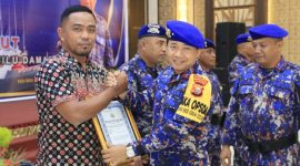 Wakapolda Maluku Utara Brigjen Pol. Samudi Berikan Penghargaan ke Pemda Pulau Taliabu  dan Diterima oleh Kepala Dinas Kominfo Basiludin La Besi. (Rakyatmu)