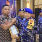 Wakapolda Maluku Utara Brigjen Pol. Samudi Berikan Penghargaan ke Pemda Pulau Taliabu  dan Diterima oleh Kepala Dinas Kominfo Basiludin La Besi. (Rakyatmu)