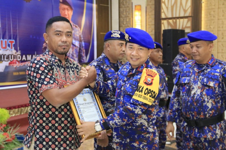 Wakapolda Maluku Utara Brigjen Pol. Samudi Berikan Penghargaan ke Pemda Pulau Taliabu  dan Diterima oleh Kepala Dinas Kominfo Basiludin La Besi. (Rakyatmu)