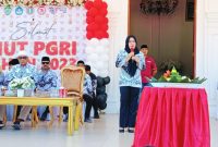 Bupati Kepulauan Sula Memberi Sambutan di HUT PGRI. (Rakyatmu)