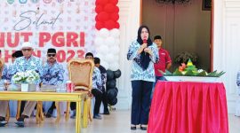 Bupati Kepulauan Sula Memberi Sambutan di HUT PGRI. (Rakyatmu)