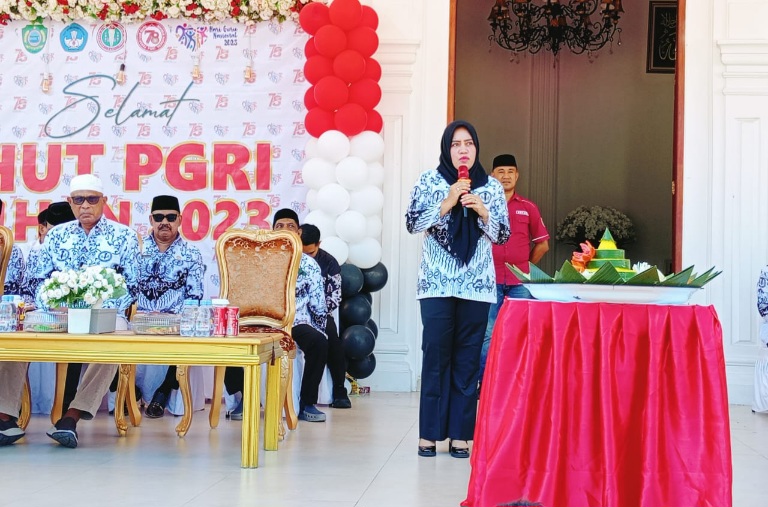 Bupati Kepulauan Sula Memberi Sambutan di HUT PGRI. (Rakyatmu)