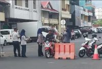 Petugas Dinas Perhubungan saat Menagih Retribusi Kendaraan Roda Dua. (Istimewa/Rakyatmu)