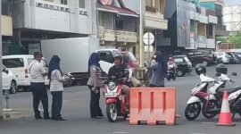 Petugas Dinas Perhubungan saat Menagih Retribusi Kendaraan Roda Dua. (Istimewa/Rakyatmu)