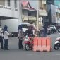 Petugas Dinas Perhubungan saat Menagih Retribusi Kendaraan Roda Dua. (Istimewa/Rakyatmu)