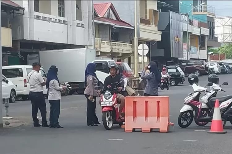 Petugas Dinas Perhubungan saat Menagih Retribusi Kendaraan Roda Dua. (Istimewa/Rakyatmu)
