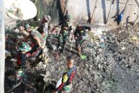 Pasukan Kodim 1501 Ternate Gelar Karya Bakti dengan Membersihkan Sampah di Hilir sungai dan pasar. (Rakyatmu)
