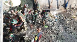Pasukan Kodim 1501 Ternate Gelar Karya Bakti dengan Membersihkan Sampah di Hilir sungai dan pasar. (Rakyatmu)