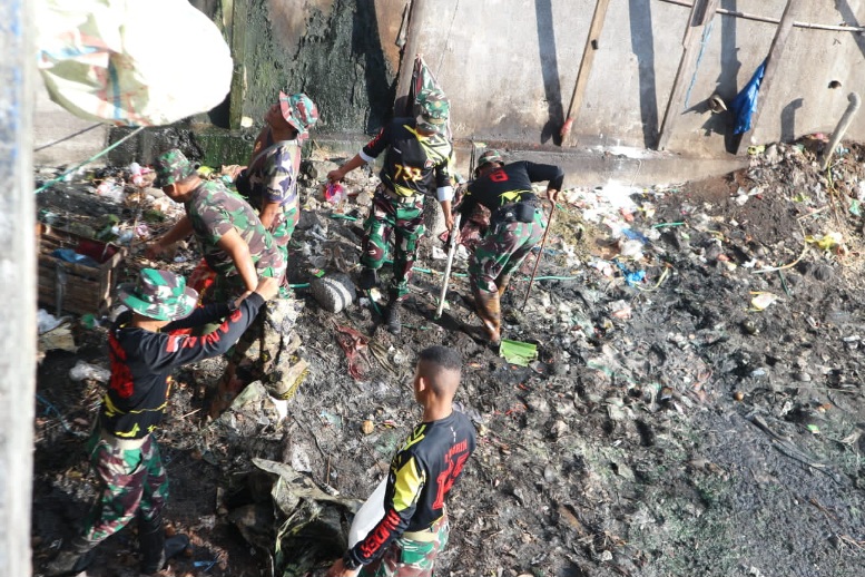 Pasukan Kodim 1501 Ternate Gelar Karya Bakti dengan Membersihkan Sampah di Hilir sungai dan pasar. (Rakyatmu)