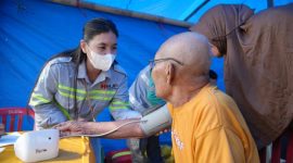 Petugas Kesehatan PT. Harita Nickel Melakukan Pemeriksaan kepada Ibu dan Anak. (Istimewa)