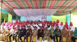 Foto Bersama dengan Tim Surveyor dari Lembaga ASKES di Puskesmas Bobong. (Rakyatmu)