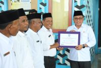 Wali Kota Ternate Serahkan Insentif RT/RW di Kantor Lurah Tafraka. (Bucek/Rakyatmu)