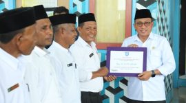 Wali Kota Ternate Serahkan Insentif RT/RW di Kantor Lurah Tafraka. (Bucek/Rakyatmu)