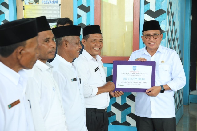 Wali Kota Ternate Serahkan Insentif RT/RW di Kantor Lurah Tafraka. (Bucek/Rakyatmu)
