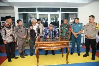 Wali Kota M. Tauhid Soleman Menandatangani Prasasti Kantor Kesbangpol Kota Ternate. (Istimewa/Rakyatmu)