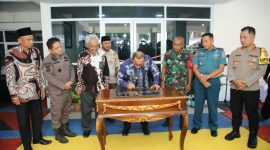 Wali Kota M. Tauhid Soleman Menandatangani Prasasti Kantor Kesbangpol Kota Ternate. (Istimewa/Rakyatmu)