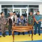 Wali Kota M. Tauhid Soleman Menandatangani Prasasti Kantor Kesbangpol Kota Ternate. (Istimewa/Rakyatmu)