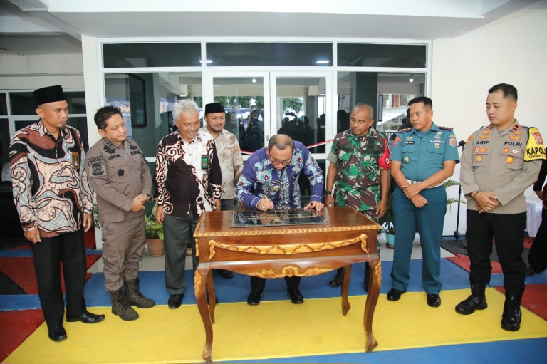 Wali Kota M. Tauhid Soleman Menandatangani Prasasti Kantor Kesbangpol Kota Ternate. (Istimewa/Rakyatmu)