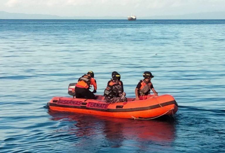 Unit Siaga Tim SAR Bacan Melakukan Pencarian Satu Nelayan Jatuh Dari Perahu Sampan. (Istimewa/Rakyatmu) 
