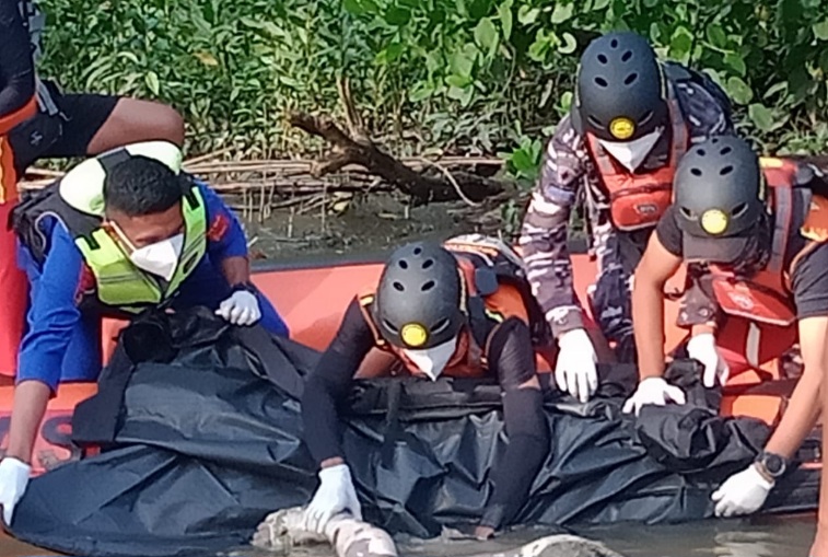 Tim Gabungan Evakuasi Jenazah Korban di Sungai Sayoang. (Istimewa)