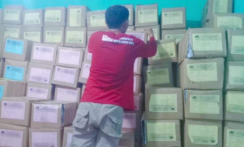 Box Surat Suara Dibawa ke Gudang Penampungan Logistik KPU Kepulauan Sula. (Rakyatmu)