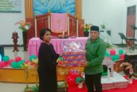 Pemda Kepulauan Sula mengunjungi Gereja Protestan Maluku sekaligus memberikan parsel kepada jemaat. (Rakyatmu)