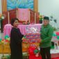 Pemda Kepulauan Sula mengunjungi Gereja Protestan Maluku sekaligus memberikan parsel kepada jemaat. (Rakyatmu)