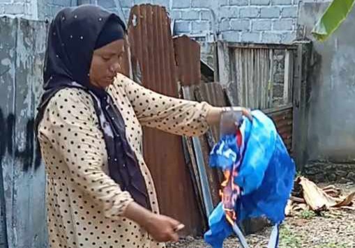 Caleg dari Partai Demokrat Membakar Jas dan Bendera Partai. (Rakyatmu)