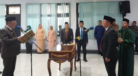 Wali Kota Ternate M. Tauhid Soleman melantil Rizal Marsaoly Sebagai Sekretaris Daerah Ternate di Aula Kantor Wali Kota. (Rakyatmu)