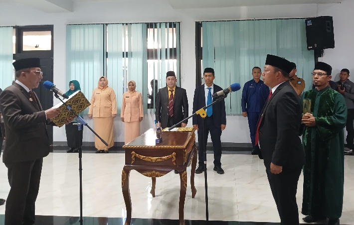 Wali Kota Ternate M. Tauhid Soleman melantil Rizal Marsaoly Sebagai Sekretaris Daerah Ternate di Aula Kantor Wali Kota. (Rakyatmu)