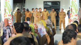 Sekretaris Daerah Kota Ternate Rizal Marsaoly saat Meminta Apel Pagi di Halaman Kantor Wali Kota Ternate. (Bucek for Rakyatmu)