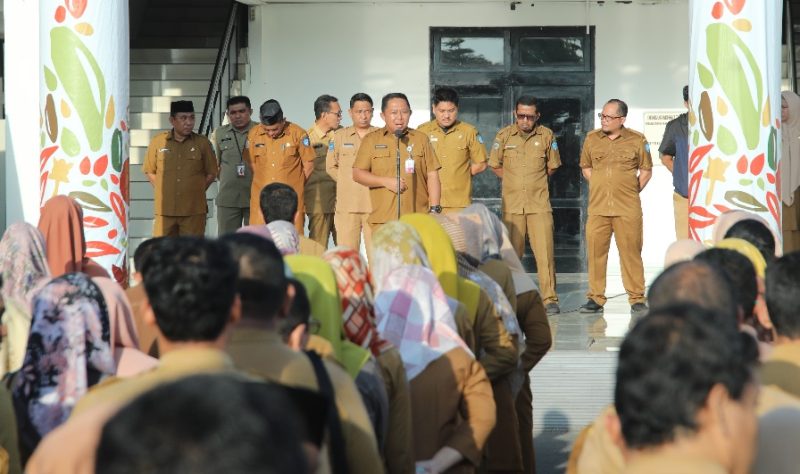 Sekretaris Daerah Kota Ternate Rizal Marsaoly saat Meminta Apel Pagi di Halaman Kantor Wali Kota Ternate. (Bucek for Rakyatmu)