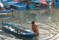 Plt. Kepala Dinas Ketpang Angkut Sampah di Tambatan Perahu Masih Berpakaian Dinas. (Rakyatmu)