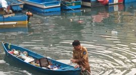 Plt. Kepala Dinas Ketpang Angkut Sampah di Tambatan Perahu Masih Berpakaian Dinas. (Rakyatmu)
