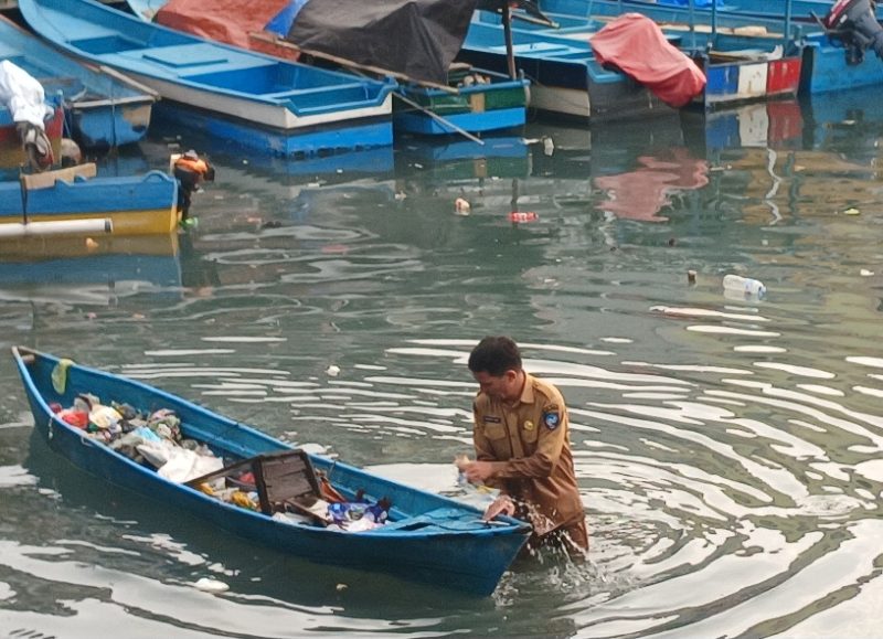 Plt. Kepala Dinas Ketpang Angkut Sampah di Tambatan Perahu Masih Berpakaian Dinas. (Rakyatmu)
