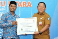 Sekretaris Kota Ternate Rizal Marsaoly Menerima Piagam Penghargaan dari Pjs Ombudsman RI Perwakilan Maluku Utara Akmal Kadir (Ko Edo)