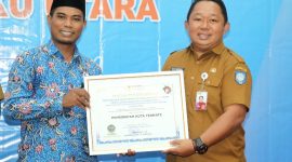 Sekretaris Kota Ternate Rizal Marsaoly Menerima Piagam Penghargaan dari Pjs Ombudsman RI Perwakilan Maluku Utara Akmal Kadir (Ko Edo)