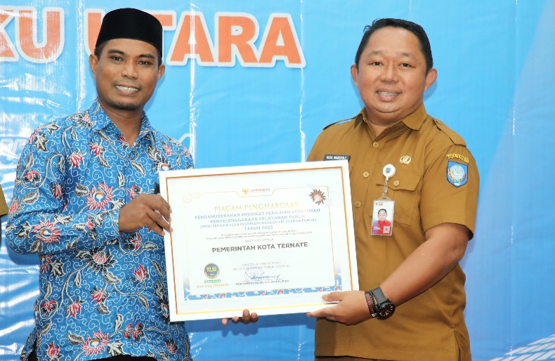 Sekretaris Kota Ternate Rizal Marsaoly Menerima Piagam Penghargaan dari Pjs Ombudsman RI Perwakilan Maluku Utara Akmal Kadir (Ko Edo)