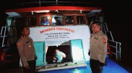 KM Cahaya Tiga Lalu 02 Usai Menabrak Batu Karang di Perairan Desa Tokaka, Kabupaten Halmahera Selatan. (Istimewa)